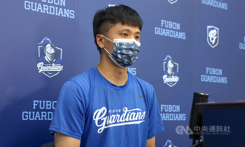 中華職棒因為國內武漢肺炎疫情升溫延賽至今,復賽日期未定。富邦悍將隊投手陳仕朋(圖)的阿公是他的超級鐵粉,陳仕朋笑說,希望能快點復賽、讓阿公不會這麼無聊。(富邦悍將提供)中央社記者謝靜雯傳真 110年6月15日