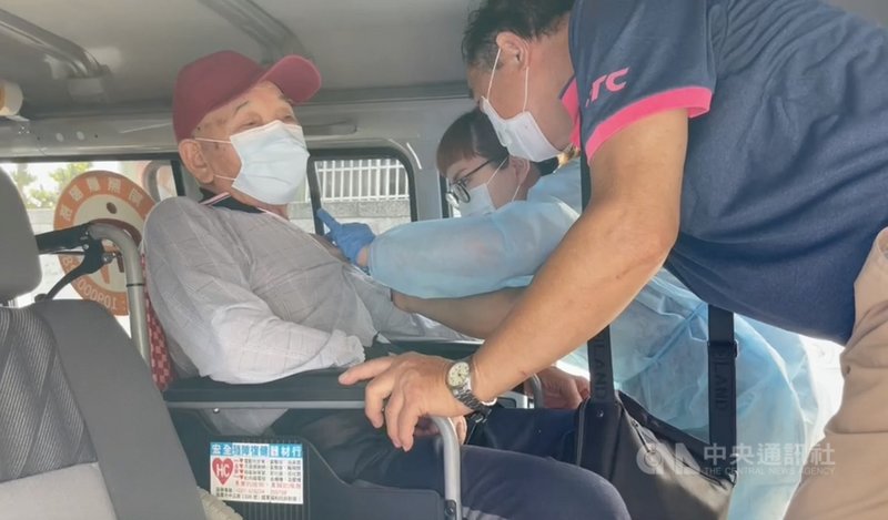 苗栗縣85歲以上長輩15日起開始施打AZ疫苗,苗栗市有103歲人瑞搭長照專車前往衛生所接種,醫護人員貼心提供免下車服務。(民眾提供)中央社記者管瑞平傳真 110年6月15日