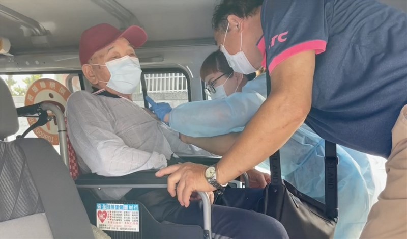 苗栗縣苗栗市一名103歲人瑞搭長照專車前往衛生所接種,醫護人員貼心提供免下車服務。(民眾提供)中央社記者管瑞平傳真 110年6月15日