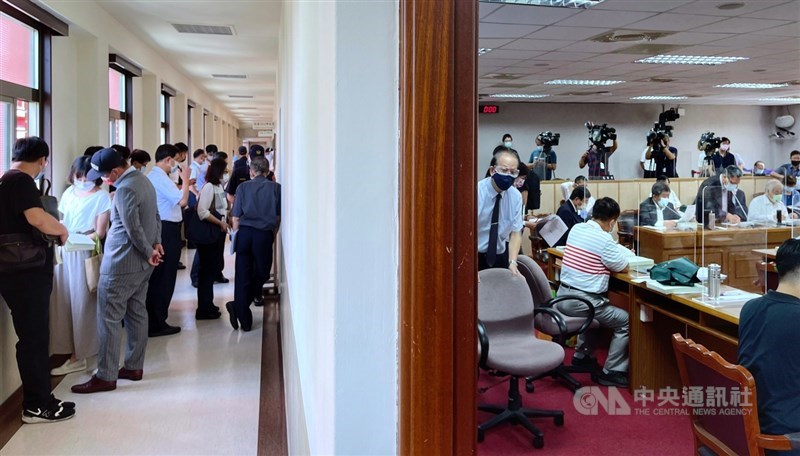 立法院臨時會財政等6委員會聯席會議15日初審通過紓困4.0特別預算案,但包括是否刪除簡訊實聯制經費、暫緩實施夏季電價等130多案。圖為會議室內落實防疫管制人流。中央社記者王飛華攝 110年6月15日