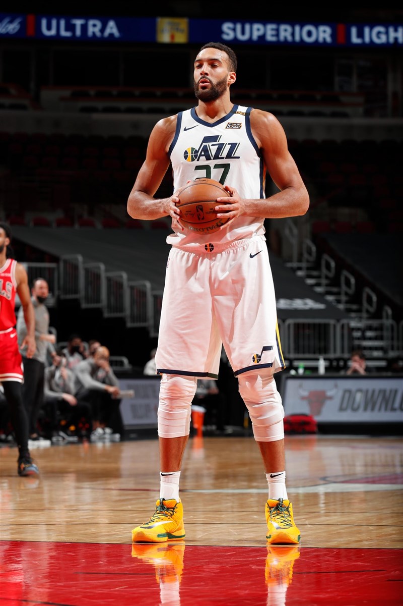 NBA14日公布年度最佳防守陣容,猶他爵士的戈貝爾(圖)以全票入選第1隊。(圖取自twitter.com/rudygobert27)