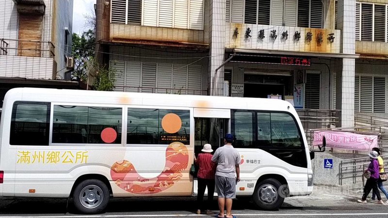 屏東縣15日展開武漢肺炎(2019冠狀病毒疾病,COVID-19)疫苗大規模施打,首批開放85歲以上長輩,偏鄉有鄉公所的「幸福巴士」載送長者到注射站接種疫苗。(滿州鄉公所提供)中央社記者郭芷瑄傳真 110年6月15日