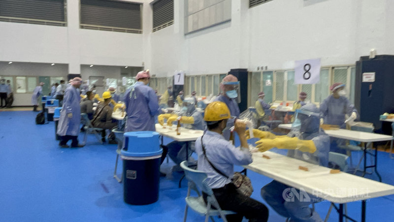 雲林麥寮六輕工業區台塑企業已累積5起確診個案,為避免苗栗京元電子群聚感染事件重演,雲林縣府上週要求台塑企業必須進行廠區全面篩檢,長庚醫療體系15日進駐執行。中央社記者姜宜菁攝 110年6月15日