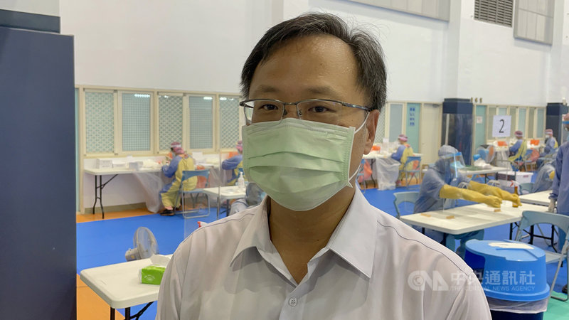 雲林麥寮六輕工業區台塑企業15日起針對1萬3000名員工進行快篩,台塑企業麥寮管理部協理蔡建樑(圖)表示,快篩現場規劃10條線,平均每人檢採約僅1分鐘,過程速度快又流暢,不到2小時就篩完200多人。中央社記者姜宜菁攝 110年6月15日
