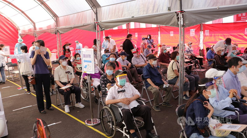 日本捐贈124萬劑AZ疫苗15日起全台開打,北榮院方表示,85歲以上的民眾多乘坐輪椅由家人陪伴,很早就到現場排隊。(台北榮總提供)中央社記者陳婕翎傳真 110年6月15日