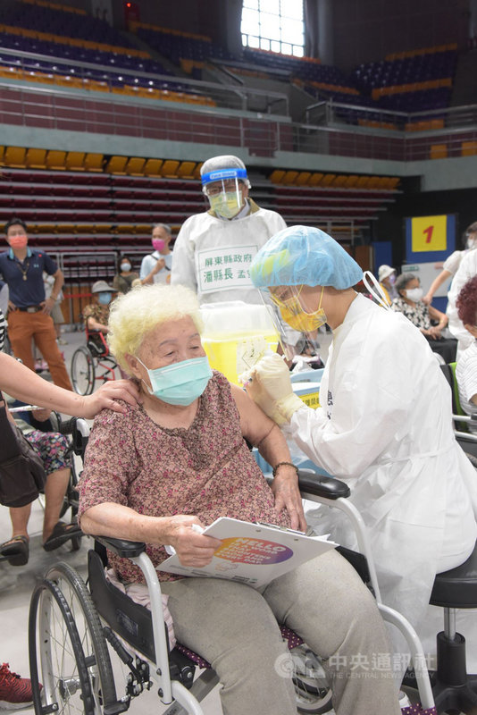 屏東15日進行武漢肺炎疫苗85歲以上老人的施打,縣府採用「長輩不動、醫護動」的貼心施打模式,縣府稱為「屏東模式」,平均每站每小時預計接種50至220人。(屏東縣政府提供)中央社記者郭芷瑄傳真 110年6月15日