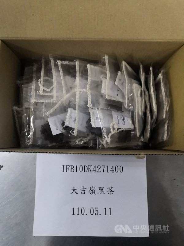 新光三越百貨自印度與斯里蘭卡進口FLORIAN大吉嶺黑茶,遭檢出不得殘留的農藥「2,6-DIPN」,全數在邊境攔截,後續將退運或銷毀。(衛福部食藥署提供)中央社記者江慧珺傳真 110年6月15日