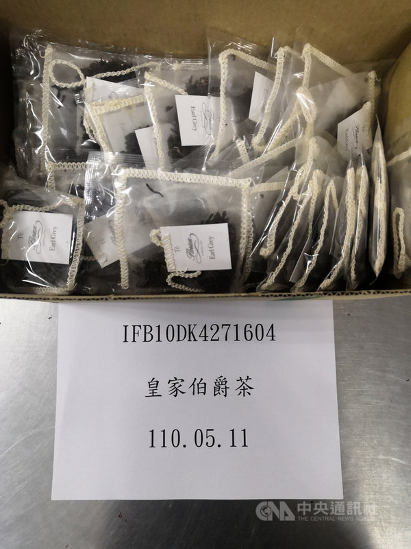 衛福部食藥署15日公布26款邊境查驗不合格項目,其中新光三越百貨自印度與斯里蘭卡進口FLORIAN茶包就占了6款,皆遭檢出農藥「2,6-DIPN」。圖為FLORIAN皇家伯爵茶。(衛福部食藥署提供)中央社記者江慧珺傳真 110年6月15日