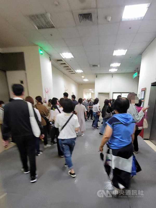 武漢肺炎(2019冠狀病毒疾病,COVID-19)疫情嚴峻,新光三越中港店日前有櫃姐確診,台中市議員林祈烽接獲投訴指稱,員工下班時都擠在出口擔心不利防疫。市府對此表示,將要求業者落實管制人流。(林祈烽服務處提供)中央社記者郝雪卿傳真 110年6月15日