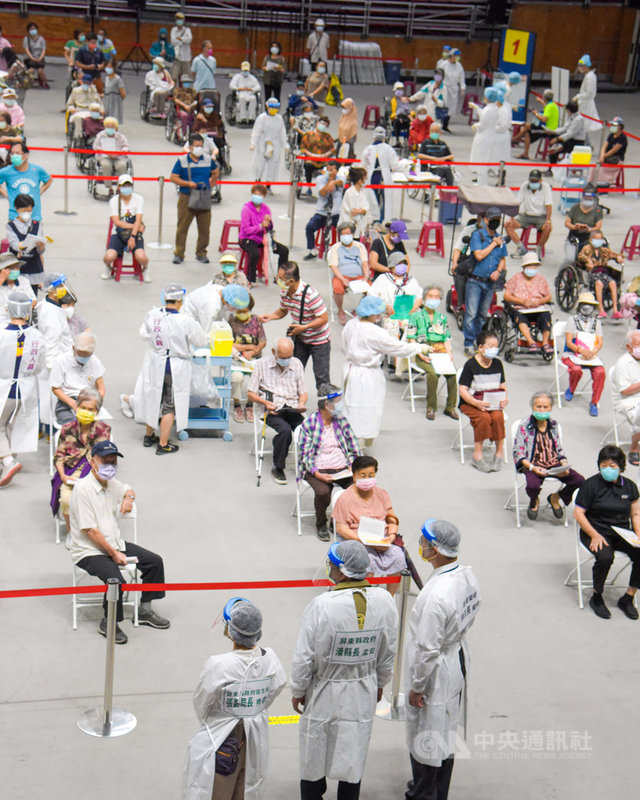 屏東縣15日展開武漢肺炎(2019冠狀病毒疾病,COVID-19)疫苗大規模施打,首批開放85歲以上長輩,縣府採用「長輩不動、醫護動」的貼心施打模式,48個注射站出動大批人力服務長者。(屏東縣政府提供)中央社記者郭芷瑄傳真 110年6月15日