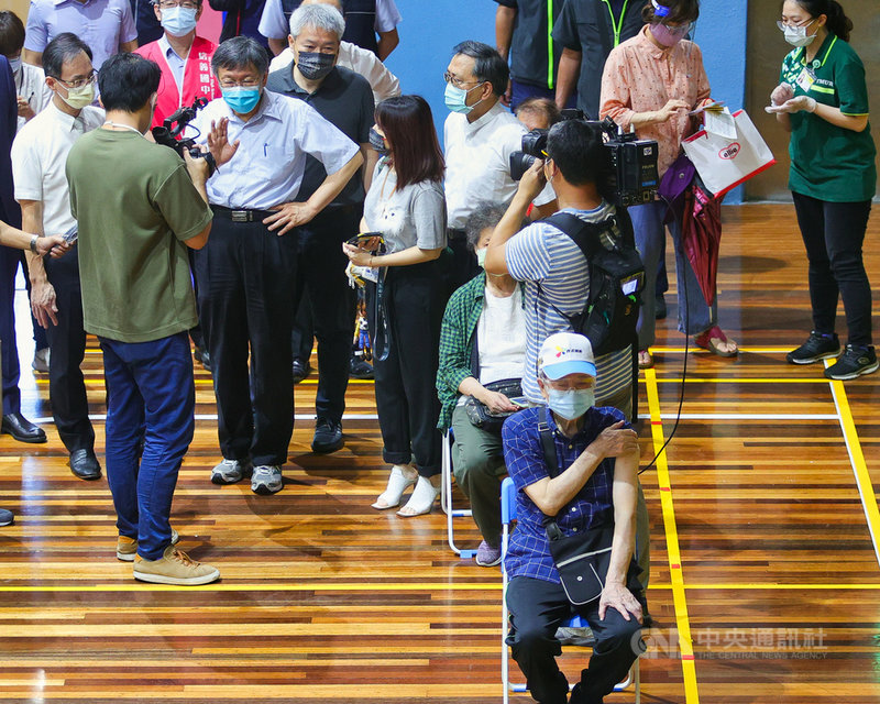 台北市長柯文哲(左3)15日前往設在台北市信義國中的COVID-19社區接種站,視察長者接種疫苗情形。中央社記者謝佳璋攝 110年6月15日