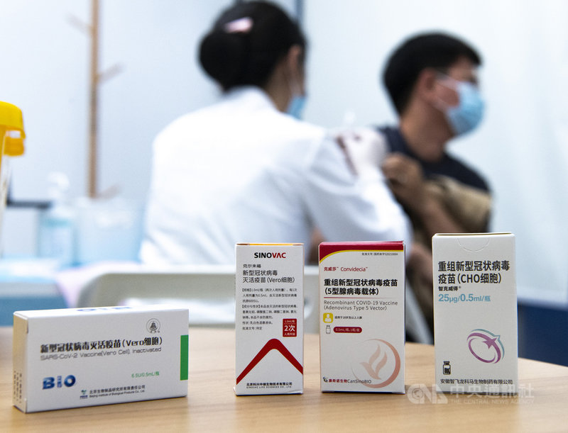 中國首都北京市18歲及以上人口的COVID-19疫苗完整接種率今天突破80%,位居全國第一。圖為北京海澱區一個疫苗接種點,提供4款疫苗讓市民選擇。(中新社提供)中央社 110年6月16日