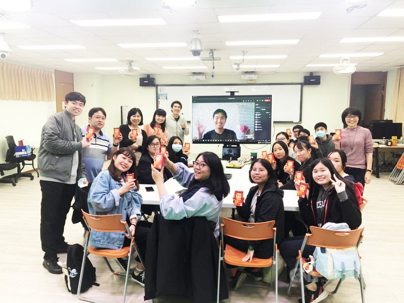 台北城市科技大學以線上方式,協助日本宇都宮大學的學生參與應用外語系課程與活動,包括校園介紹、松山機場導覽等,讓日本學生完成3週海外線上實習。(城市科大提供)中央社記者許秩維傳真 110年6月16日