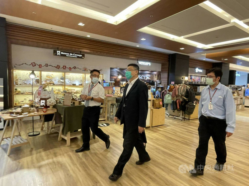 受到COVID-19疫情影響,大眾運輸旅客量下滑,車站商店業績也下滑,台鐵16日表示,擬減半收取商場承租業者權利金3個多月,待交通部核定就可實施。圖為台鐵局長杜微(中)15日巡視台鐵南港站,商場空盪盪。(台鐵提供)中央社記者汪淑芬傳真 110年6月16日