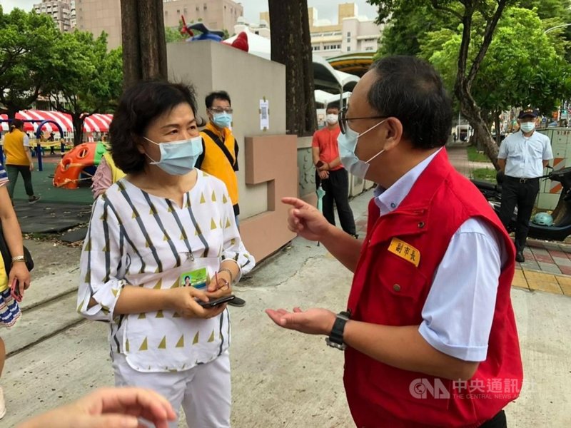高雄市長輩疫苗開打,副市長史哲(右)16日在臉書發文指出,首日疫苗接種結束後市長兩度開會、首長分頭連夜調整與改善接種站,而一晚的夜行軍,接著「今早全體集合的早勤教」,今天團隊全員現場協力執行疫苗接種服務、滾動式調整並做好更多準備。(高市府提供)中央社記者王淑芬傳真 110年6月16日