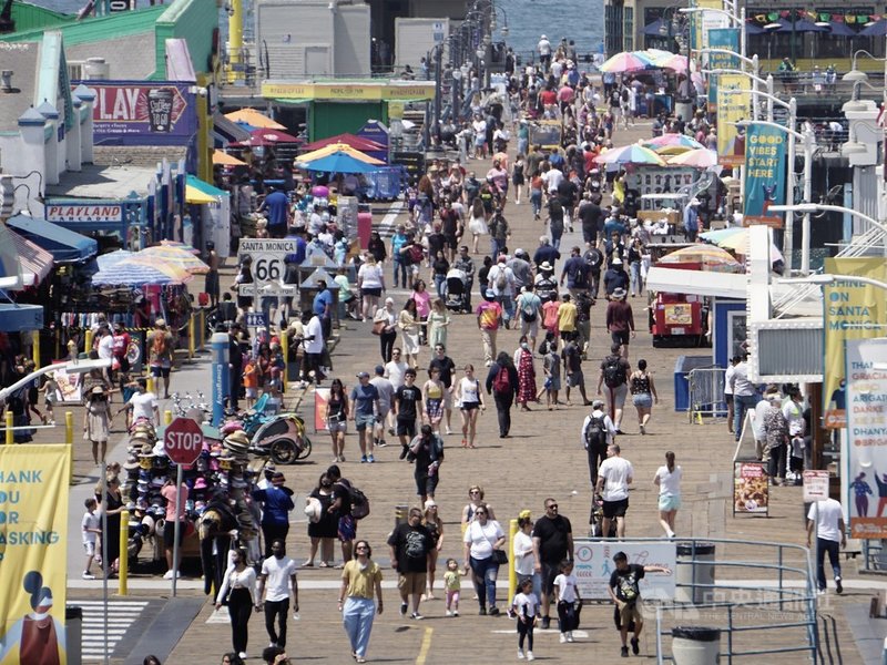 美國加州6月15日解除防疫警戒,經濟全面重啟,觀光景點聖塔蒙尼加碼頭,出現國內旅遊的人潮。中央社記者林宏翰洛杉磯攝 110年6月16日
