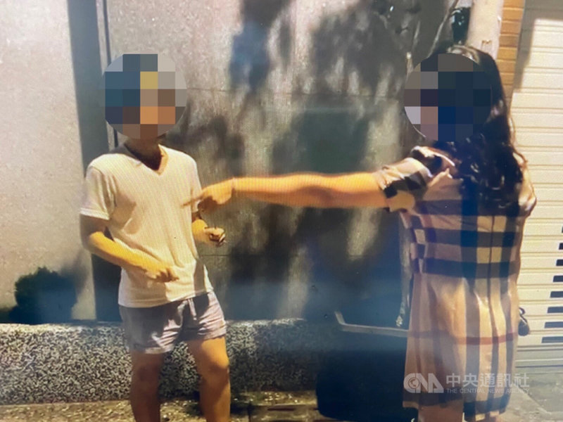 台南蔡姓男子(左)14日晚上夜間未戴口罩在市街跑步,遭出門倒垃圾的張姓婦人(右)攔下不讓他離去,兩人起爭執,警方獲報趕往,將蔡男移送裁罰;蔡男自覺身體自由遭受侵害,對張女提出妨害自由告訴。(台南市警局提供)中央社記者張榮祥台南傳真 110年6月16日