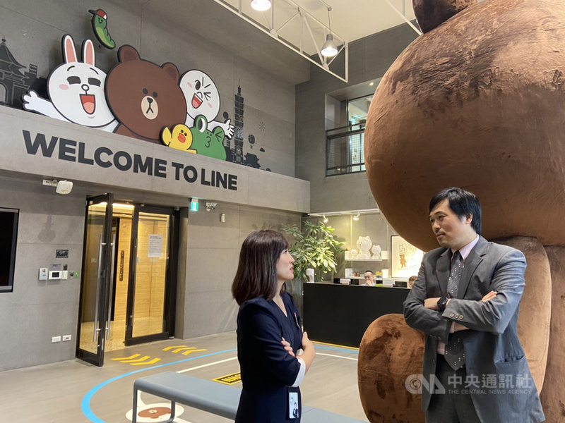 國內疫情嚴峻,餐飲產業受影響,美食映象品牌顧問黃平融(右)建議,餐飲業必須先有策略地來降低成本,像是跟房東商談降租,減少人力或分流上班來降低人事成本,同時要積極投入外帶外送的市場。(業者提供)中央社記者蘇木春傳真 110年6月16日