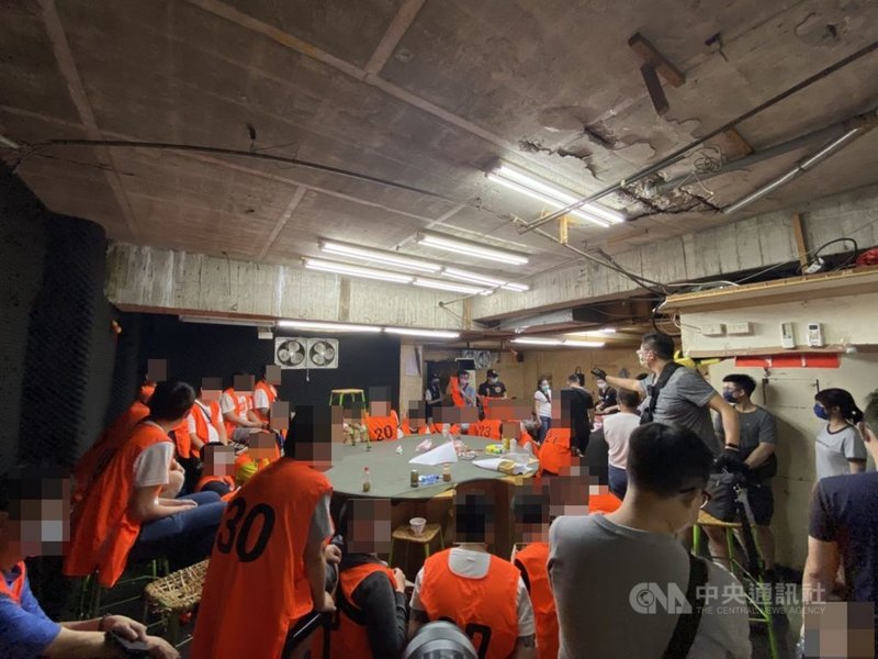 武漢肺炎(2019冠狀病毒疾病,COVID-19)疫情嚴峻,台灣目前為全國三級警戒管制,桃園市警察局中壢分局16日凌晨查獲一間大型職業賭場,共66人違反室內群聚規定,依傳染病防治法可罰款達新台幣400多萬元。(警方提供)中央社記者葉臻傳真 110年6月16日