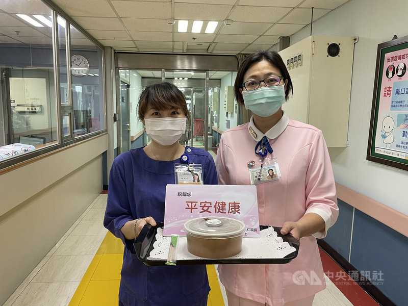 台大醫院雲林分院16日舉辦線上記者會宣布治癒2名武漢肺炎確診者,下午方可出院,護理人員並送上豬腳麵線慶祝重生。(台大醫院雲林分院提供)中央社記者姜宜菁傳真 110年6月16日