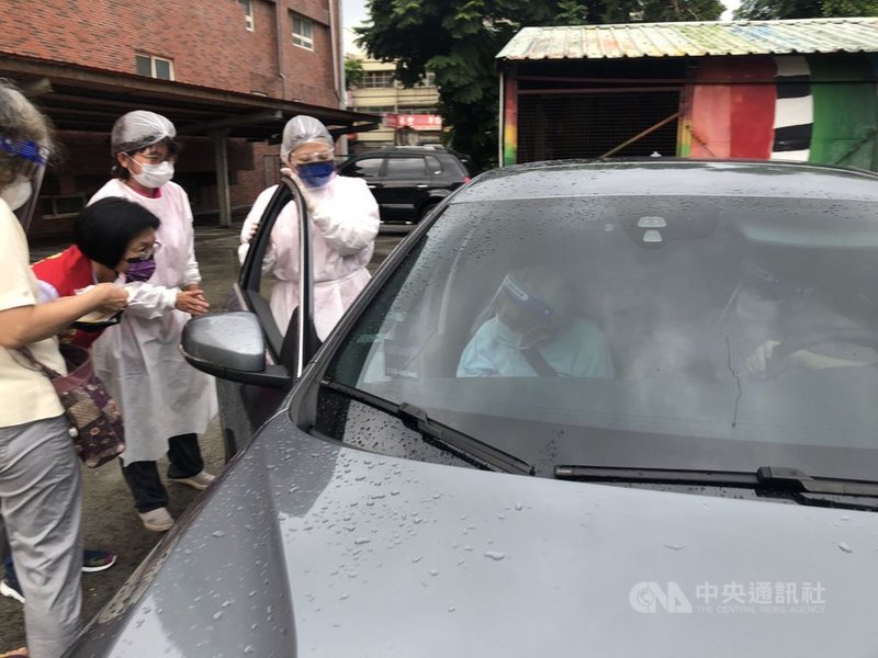 彰化地區16日上午下大雨,設在彰化和美高中接種站的工作人員擔心長輩們淋到雨,臨時啟動「得來速服務」,醫師和護理師只要看到乘車而來的行動不便長者,會主動上前關懷並在車上直接問診跟接種。(彰化縣政府提供)中央社記者吳哲豪傳真 110年6月16日