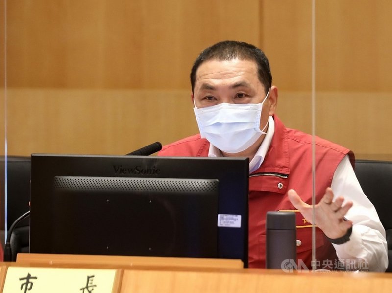 新北市長侯友宜(圖)16日在市政會議中要求,務必落實疫調,期望在6月28日以前將確診個案數壓制到最低,力拚有一天能夠回歸到正常生活的狀態。(新北市府提供)中央社記者黃旭昇新北傳真 110年6月16日