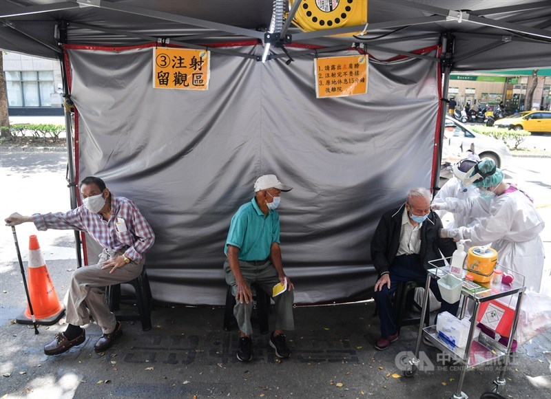 台北市西園醫院16日上午為高齡長者施打武漢肺炎疫苗,醫護人員在戶外為長者設立帳篷做為注射留觀區。中央社記者鄭清元攝 110年6月16日