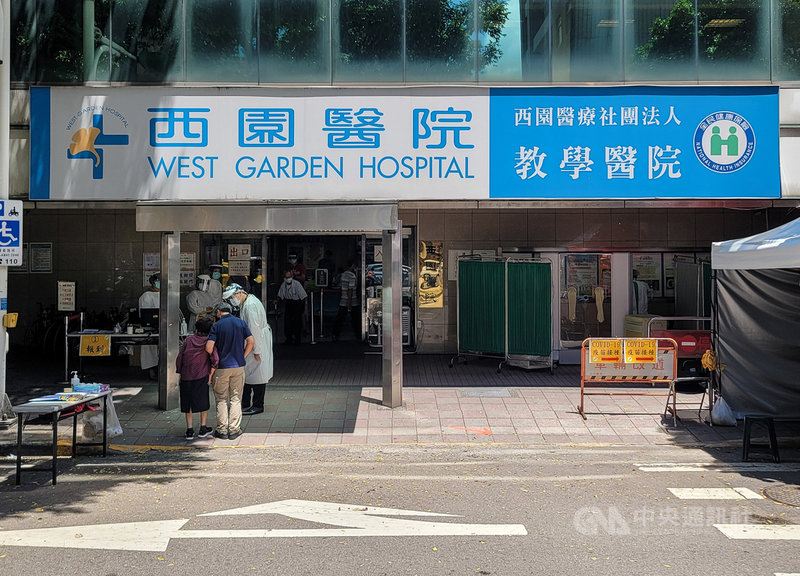 台北市西園醫院15日深夜緊急通知,因疫苗配送不及,暫停原定16日上午替85歲以上未預約長者施打疫苗的規劃,待疫苗派送到貨後由里長廣播通知,請長者先在家靜候。台北市政府澄清,絕無此事,未預約長者統一於16日下午開始接種。中央社記者鄭清元攝 110年6月16日