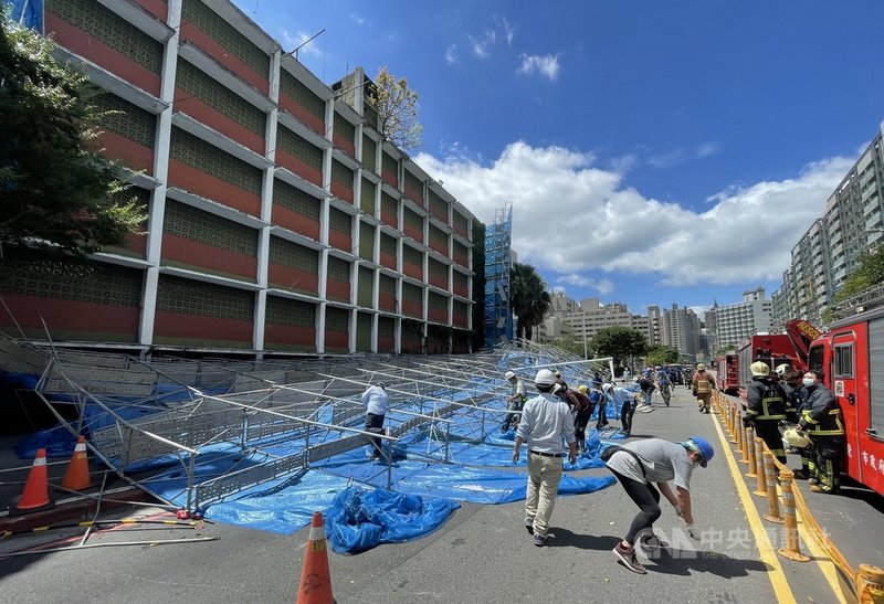 新北市板橋區亞東紀念醫院旁一幢建築,16日上午在拆除工程鷹架時,突然發生鷹架倒塌,幸未造成人員傷亡。(新北市府消防局提供)中央社記者黃旭昇新北傳真 110年6月16日