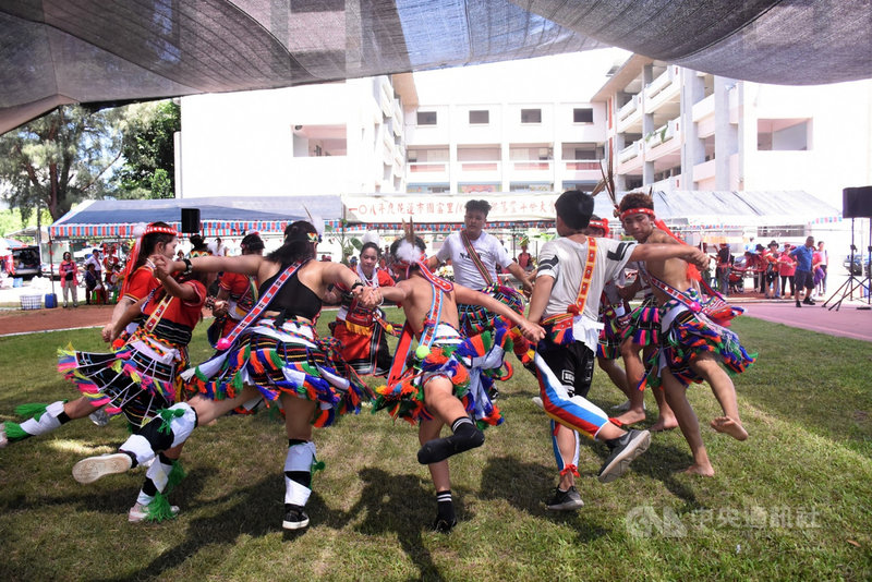 受到武漢肺炎(2019冠狀病毒疾病,COVID-19)疫情影響,花蓮縣光復鄉馬太鞍部落15日晚間由鄰近5村頭目們邀集民意代表們召開會議,會中決議今年的Ilisin(豐年祭)將忍痛停辦。(花蓮市公所提供)中央社記者張祈傳真 110年6月16日