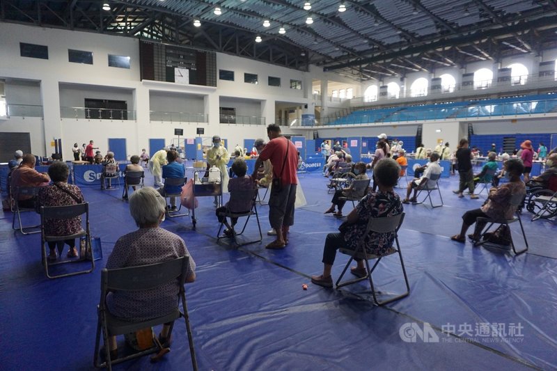 金門縣政府4個大型接種站16日開始對全縣75歲以上長者及具原住民身分的65歲以上長者施打AZ疫苗,縣府表示,大型場館接種到19日為止,呼籲民眾踴躍施打。中央社 110年6月16日