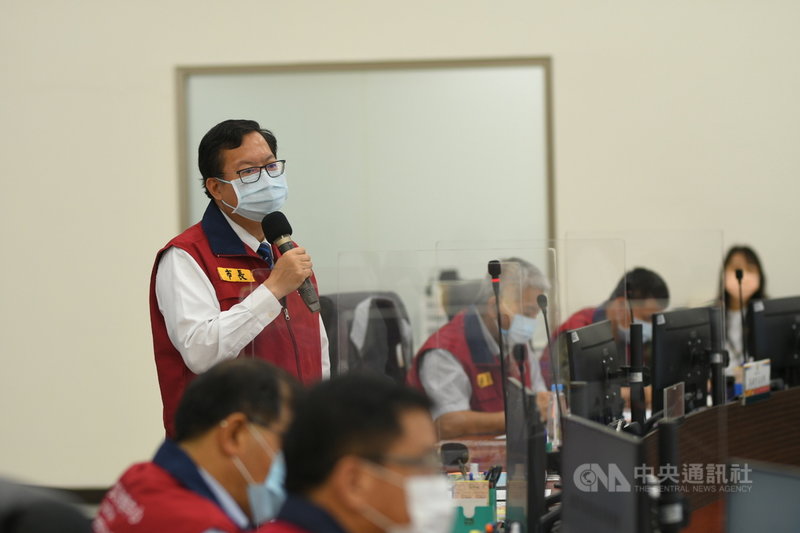 桃園市長鄭文燦16日主持疫情會議後表示,第2波日本AZ疫苗桃園預計獲配2.7萬劑,只能接種79歲至80歲的長者。(桃園市政府提供)中央社記者葉臻傳真 110年6月16日