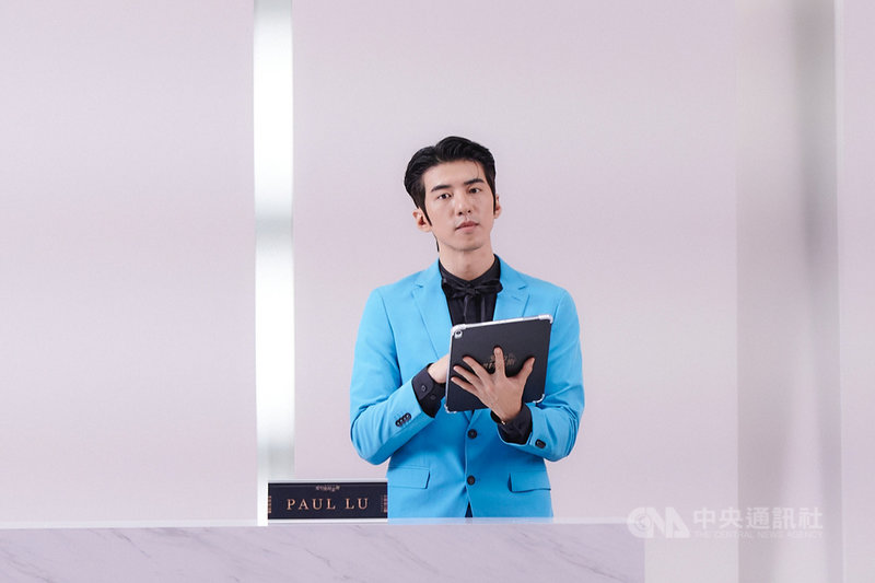 演員傅孟柏在戲劇「愛的奧特萊斯」中,飾演會自言自語還有誇張動作的業務員,他說,有時輪到拍攝獨角戲,只有自己要維持「嗨咖」狀態,旁邊卻是冷靜的工作人員看著自己,都會覺得有些害羞。(LINE TV提供)中央社記者王心妤傳真 110年6月16日