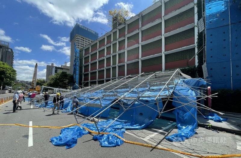 新北市板橋區亞東紀念醫院旁一幢建築,16日上午正拆除大樓工程外鷹架之際,鷹架突然倒塌,幸無人員受傷受困。(新北市府消防局提供)中央社記者黃旭昇新北傳真 110年6月16日