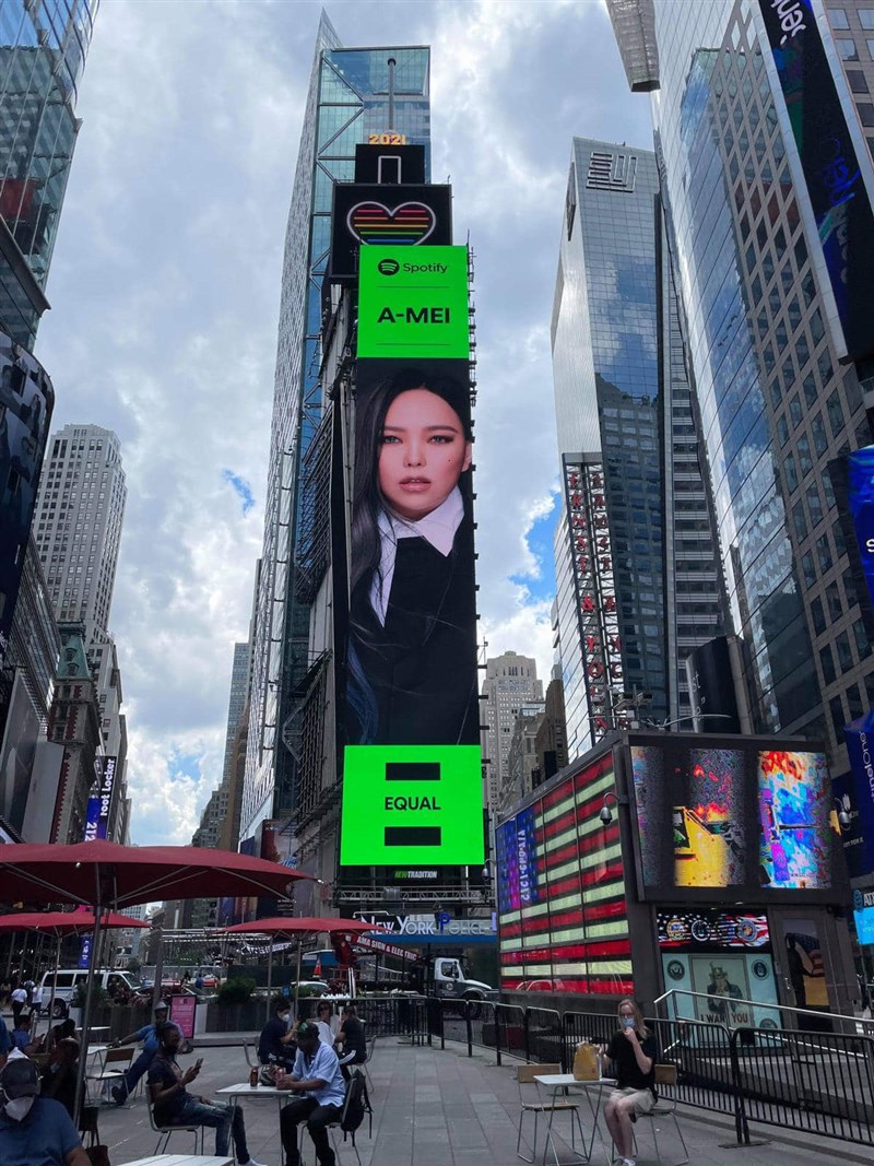歌手張惠妹(阿妹)於美國時間16日登上紐約時報廣場(Times Square)大螢幕。(圖取自facebook.com/aMEI.feat.AMIT)
