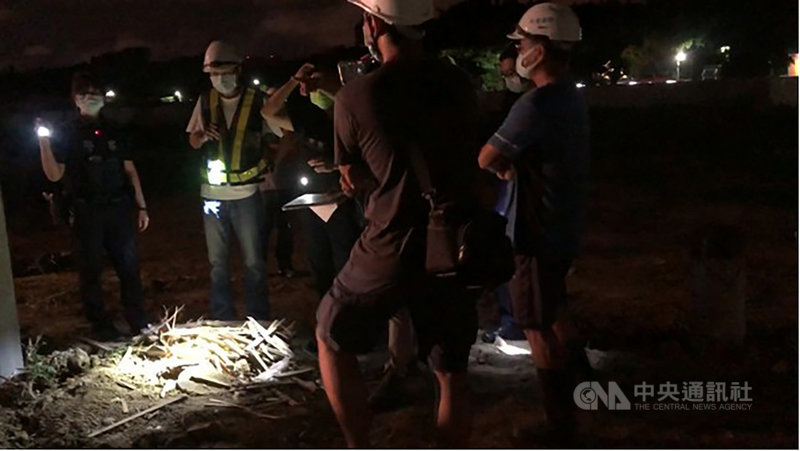 國立台南大學附屬高級中學(南大附中)光電工程工地日前遭偷埋廢棄物,台南市政府環保局獲報後連夜開挖查獲,涉案3人送辦。(台南市政府環保局提供)中央社記者張榮祥台南傳真 110年6月16日