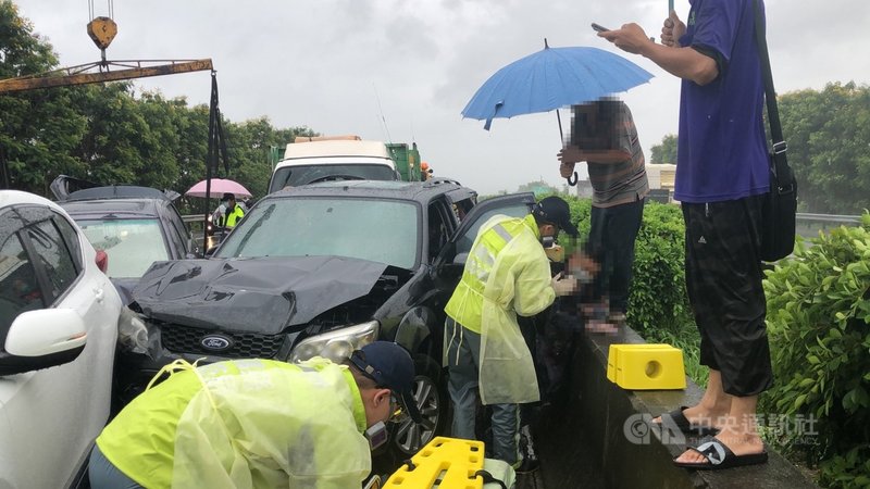 國道1號嘉義縣260.3公里民雄南下路段,16日上午疑因天雨視線不佳,發生連環車禍,3人受傷送醫。(嘉義縣消防局提供)中央社記者蔡智明傳真 110年6月16日