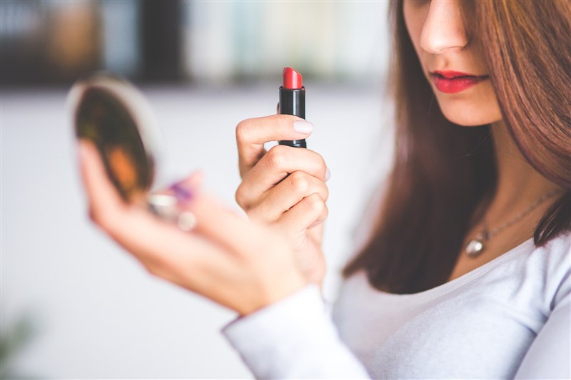 最新研究報告指出，在美國與加拿大販售的化妝品中，有一半以上可能含有大量的一種有毒工業合成物，會造成嚴重的健康問題。（示意圖／圖取自Pixabay圖庫）