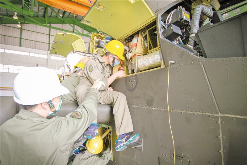 陸軍15日披露602旅飛機保修廠執行AH-1W超級眼鏡蛇攻擊直升機維保畫面,使部隊能有效發揮關鍵戰力。(圖取自facebook.com/ROC.armyhq)