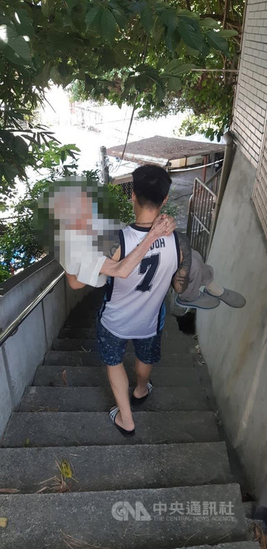 基隆市15日起為長者施打武漢肺炎疫苗,中山區一名劉姓男子以「公主抱」方式從山坡將爺爺抱下階梯再請人載到施打站。劉男說,這是為人子孫該做的事,平日都是由他抱著爺爺上、下階梯,因為抱著最安全。(劉姓男子提供)中央社記者王朝鈺傳真 110年6月16日