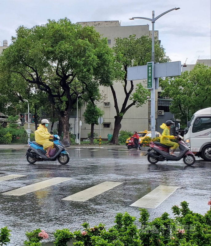 高雄市16日受到西南風影響為多雲短暫陣雨或雷雨的天氣,包括杉林、內門區達大雨等級,平地鳳山、楠梓區雨勢也不小。(民眾提供)中央社記者王淑芬傳真 110年6月16日