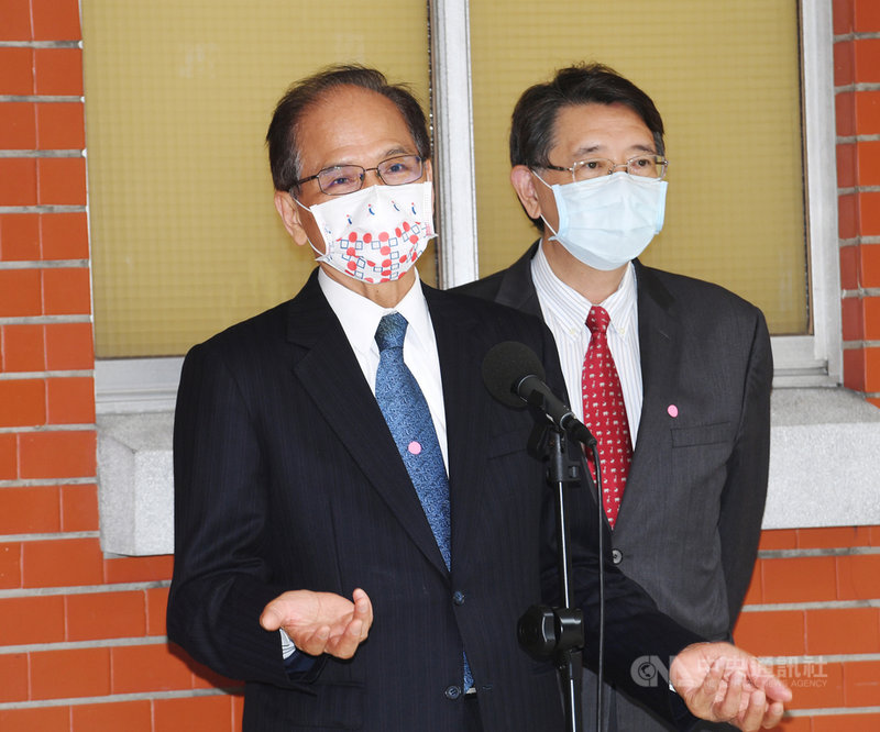 立法院臨時會院會18日將力拚「紓困4.0」特別預算三讀。立法院長游錫堃(左)16日受訪表示,這特別預算案非常重要,事關國人抗疫、防疫,所以大家應該都能共體時艱,最後一定會讓它通過。中央社記者施宗暉攝 110年6月16日