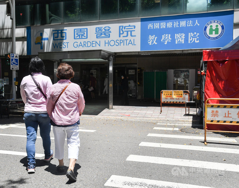 台北市原定16日下午開放85歲以上未預約長者接種疫苗,西園醫院憂心量能不足提早開打,引發爭議。北市副市長黃珊珊說,醫院是想把事情做好才造成誤會,希望醫院以後都統一遵守規定,不要造成誤會。中央社記者鄭清元攝 110年6月16日