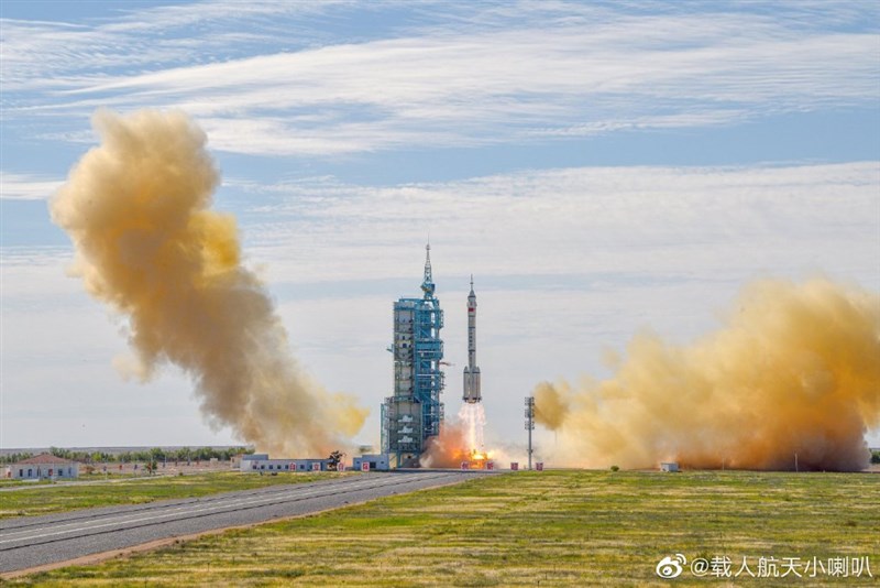 據新華社,搭載中國神舟十二號載人太空船的長征二號F遙十二運載火箭,於北京時間17日上午9時22分發射升空。(圖取自weibo.com/cmsexlb)