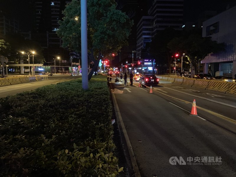 台中市一名女子16日晚間不知何故,路倒在西區台灣大道二段的中央分隔島旁,許姓男子開車經過時不慎壓過女子,消防局獲報到場女子已死亡;因女子身上無證件,警方已採集跡證送驗比對。(民眾提供)中央社記者蘇木春傳真 110年6月17日
