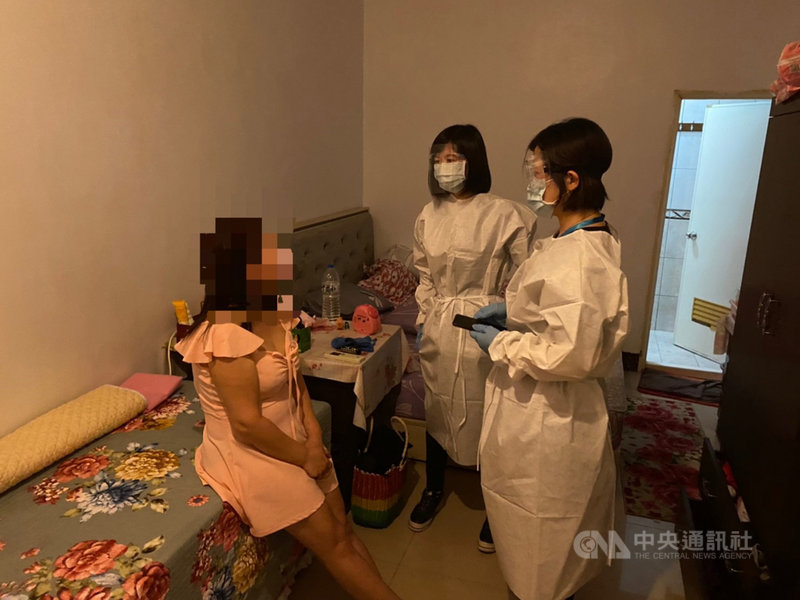 苗栗警方網路巡查發現有人盜用網路美女圖PO文「疫情過渡期,願意對我伸出援手的哥哥,我會盡心盡力服務」疑是色情交易訊息,循線逮捕提供半套性交易的阮姓越南女子(左),詢後依違反「社會秩序維護法」依法裁處在案。(警方提供)中央社記者管瑞平傳真 110年6月17日
