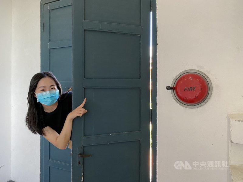 新北市立淡水古蹟博物館17日發布首部「沒人在乎的淡古事件簿」系列導覽影片,搭上消防職人劇「火神的眼淚」熱潮,介紹幾個藏身在古蹟中的古董級消防設備,包括淡水紅毛城主堡2樓露臺的搖桿式火災警報器,以手動轉圈方式發出警示聲響。(新北市立淡水古蹟博物館提供)中央社記者沈佩瑤傳真 110年6月17日