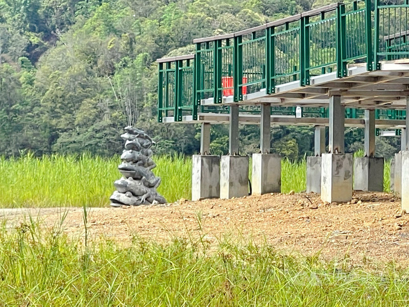 日月潭水位持續升高,先前因施工被套上帆布保護的九蛙疊像最新照片17日曝光,從湖面遠眺,九蛙被長滿雜草的淤積土堆包圍。(日月潭一等高提供)中央社記者蕭博陽南投傳真 110年6月17日