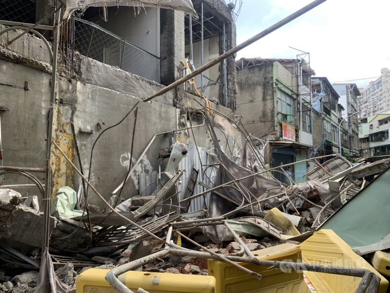 高雄舊今日戲院外牆17日下午在拆除時疑因施工不慎混凝土中性化,後方外牆再度倒塌,壓毀對面住戶外牆。工務局已到場勘驗,除勒令停工也將裁罰最高9萬元。(高市新興警分局提供)中央社記者洪學廣傳真 110年6月17日