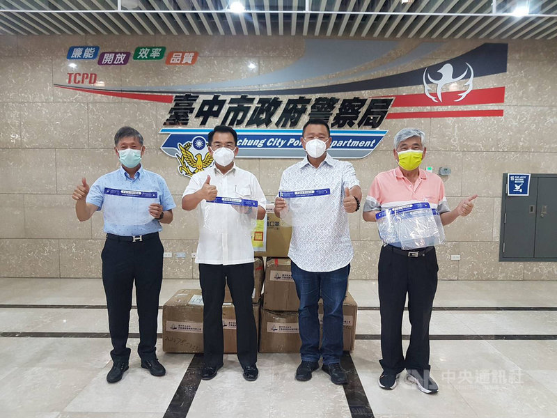 大台中不動產開發商業同業公會以行動支持警察防疫工作,理事長王至亮(右2)17日代表捐贈1200個防護面罩,由台中市警察局長楊源明(左2)代表受贈。(大台中不動產公會提供)中央社記者趙麗妍傳真 110年6月17日